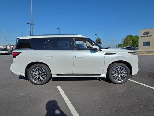 Radiant White 2026 INFINITI QX80 Luxe