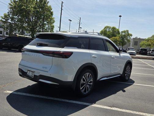 Radiant White 2026 INFINITI QX60 LUXE FWD