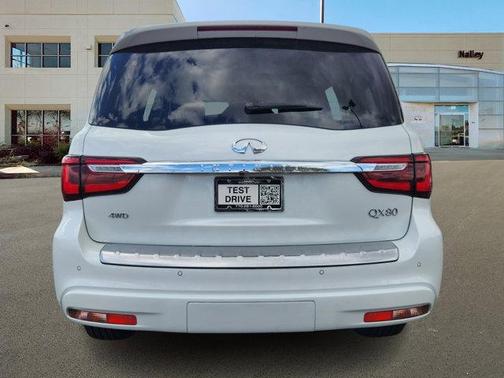 2023 INFINITI QX80 Luxe