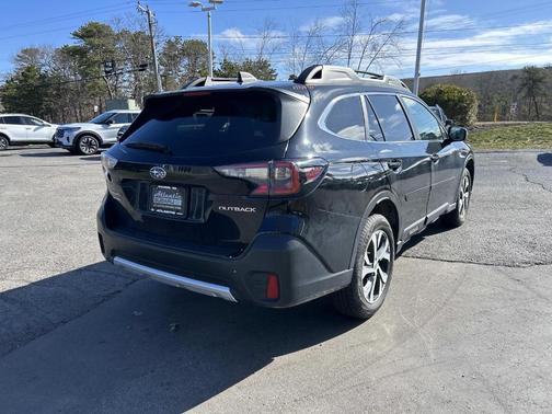 Crystal Black Silica 2022 Subaru Outback Limited