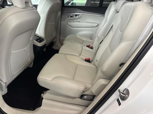 2025 Volvo XC90 B5 Plus
