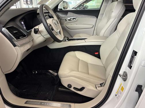 2025 Volvo XC90 B5 Plus