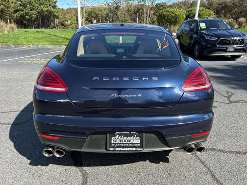 2016 Porsche Panamera 4 Edition