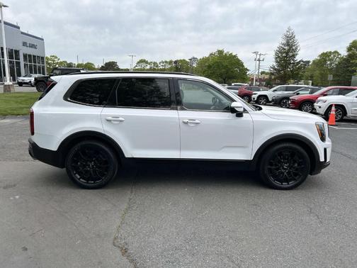 White 2022 Kia Telluride EX
