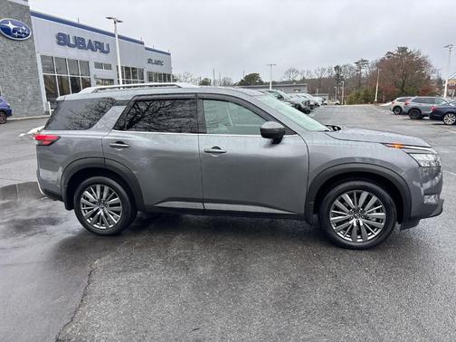 2025 Nissan Pathfinder SL