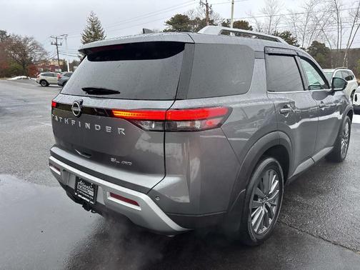 2025 Nissan Pathfinder SL