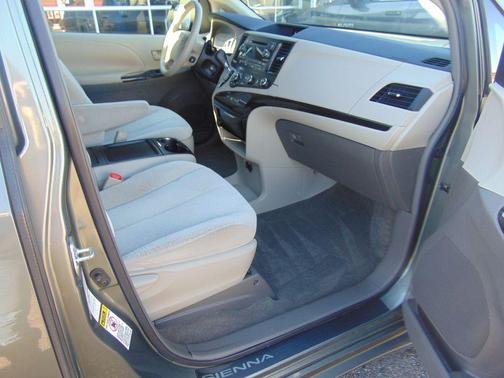 2011 Toyota Sienna LE