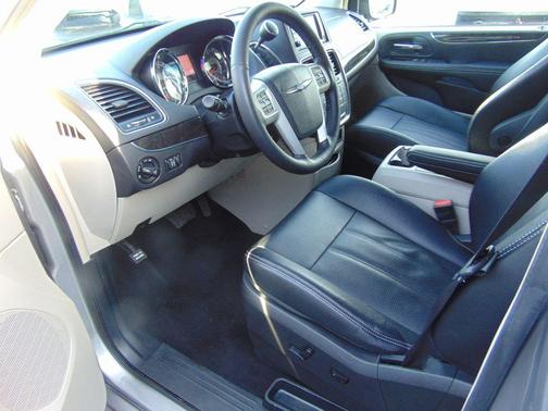 2015 Chrysler Town & Country Touring-L