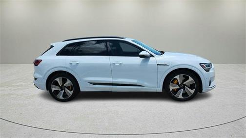 2022 Audi e-tron Premium Plus