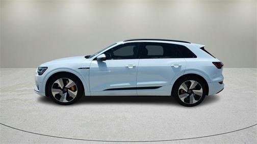 2022 Audi e-tron Premium Plus
