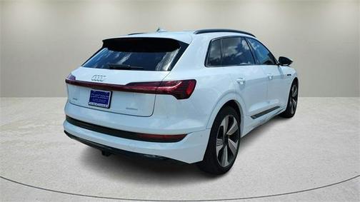 2022 Audi e-tron Premium Plus