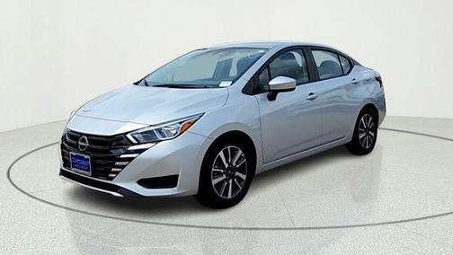 Brilliant Silver Metallic 2023 Nissan Versa 1.6 SV