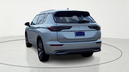 Silver Metallic 2026 Mitsubishi Outlander SEL