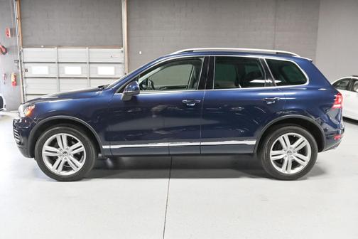 Night Blue Metallic 2013 Volkswagen Touareg VR6 Lux