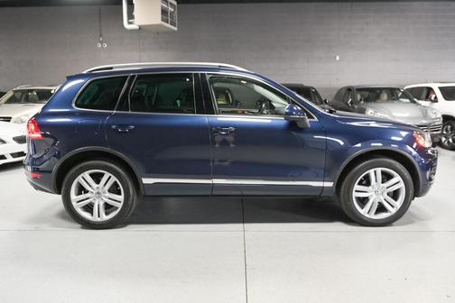 Night Blue Metallic 2013 Volkswagen Touareg VR6 Lux