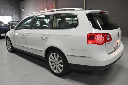 Candy White 2010 Volkswagen Passat Komfort