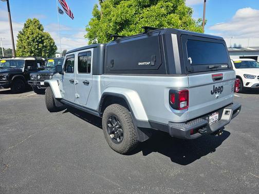 Silver Zynith Clearcoat 2023 Jeep Gladiator Willys 4x4
