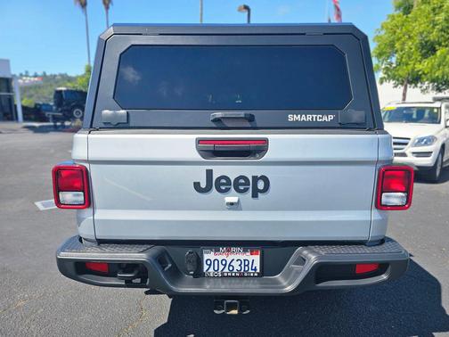 Silver Zynith Clearcoat 2023 Jeep Gladiator Willys 4x4