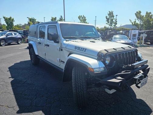 Silver Zynith Clearcoat 2023 Jeep Gladiator Willys 4x4