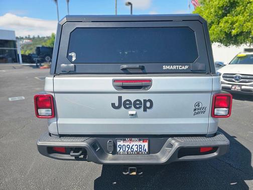 Silver Zynith Clearcoat 2023 Jeep Gladiator Willys 4x4