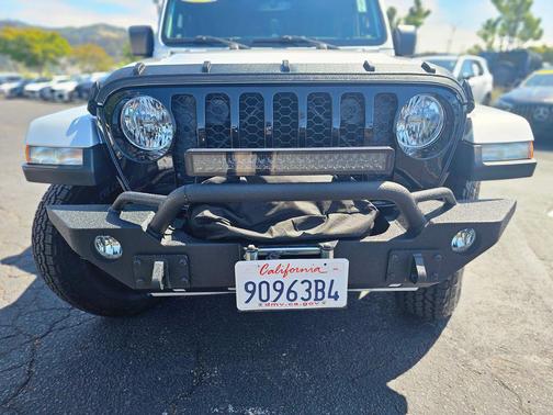 Silver Zynith Clearcoat 2023 Jeep Gladiator Willys 4x4