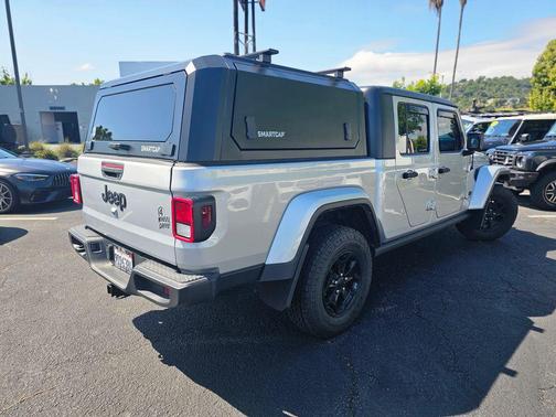 Silver Zynith Clearcoat 2023 Jeep Gladiator Willys 4x4