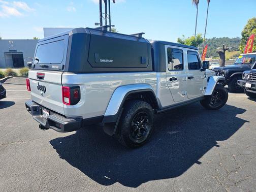 Silver Zynith Clearcoat 2023 Jeep Gladiator Willys 4x4