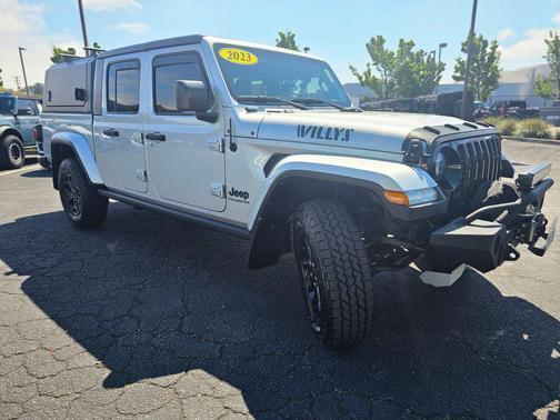 Silver Zynith Clearcoat 2023 Jeep Gladiator Willys 4x4
