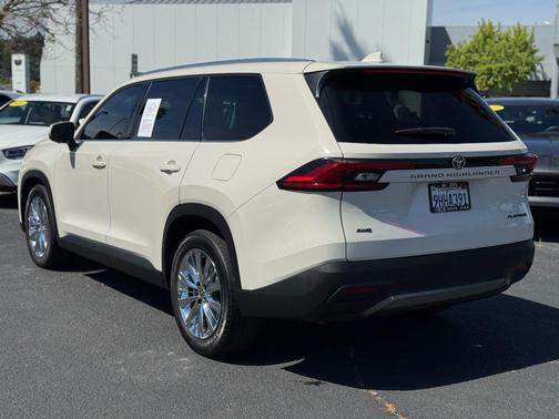 Coastal Cream 2024 Toyota Grand Highlander Platinum