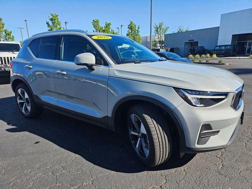 Vapour Grey Metallic 2025 Volvo XC40 B5 Core Bright Theme