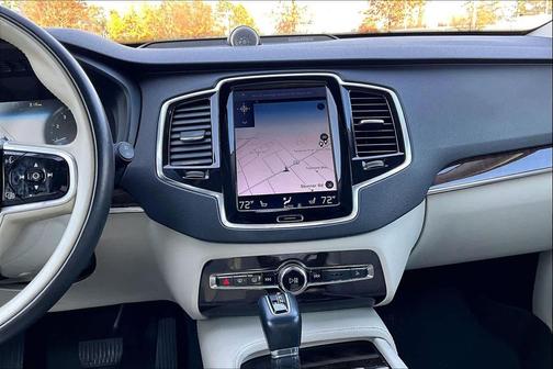 2016 Volvo XC90 T6 Momentum