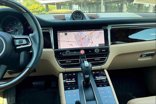 2025 Porsche Macan AWD