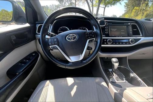 Celestial Silver Metallic 2017 Toyota Highlander LE Plus