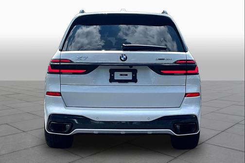Mineral White Metallic 2027 BMW X7 xDrive40i
