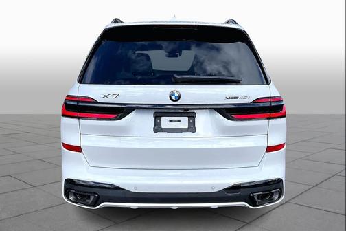 Mineral White Metallic 2026 BMW X7 xDrive40i