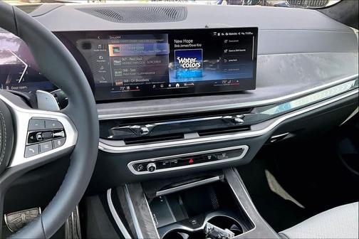 Mineral White Metallic 2026 BMW X7 xDrive40i