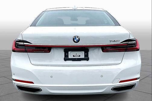 2022 BMW 740 i