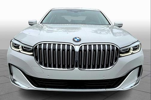 2022 BMW 740 i