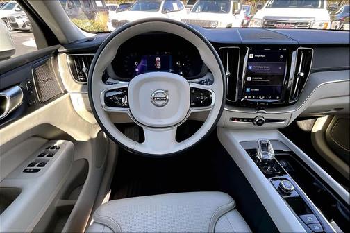 2023 Volvo XC60 B5 Ultimate Bright Theme