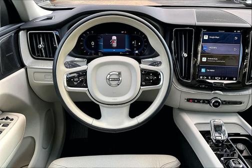 2023 Volvo XC60 B5 Ultimate Bright Theme