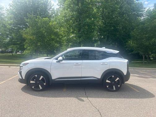 Aspen White Tri 2025 Nissan Kicks SR