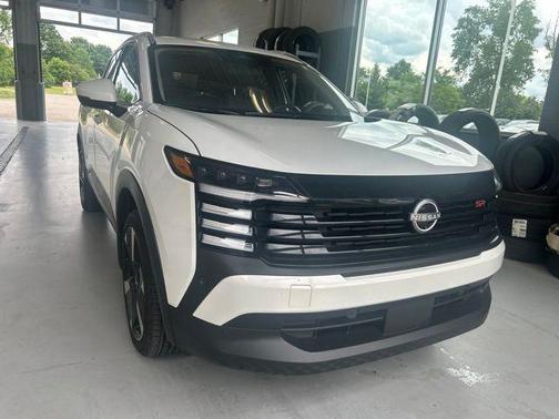 Aspen White Tri 2025 Nissan Kicks SR