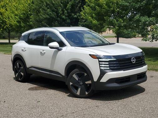 Aspen White Tri 2025 Nissan Kicks SR