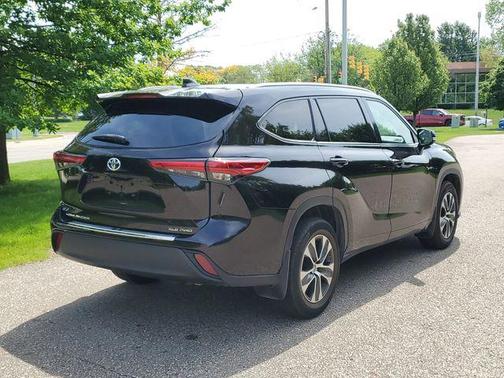 Amber 2022 Toyota Highlander XLE
