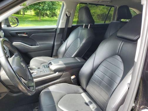 Amber 2022 Toyota Highlander XLE