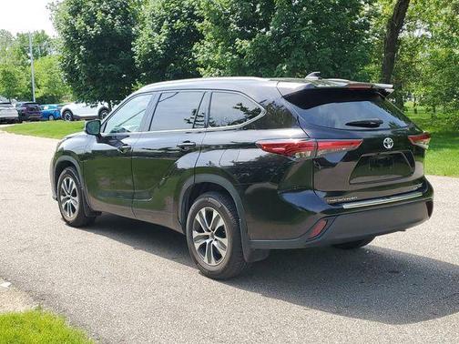 Amber 2022 Toyota Highlander XLE