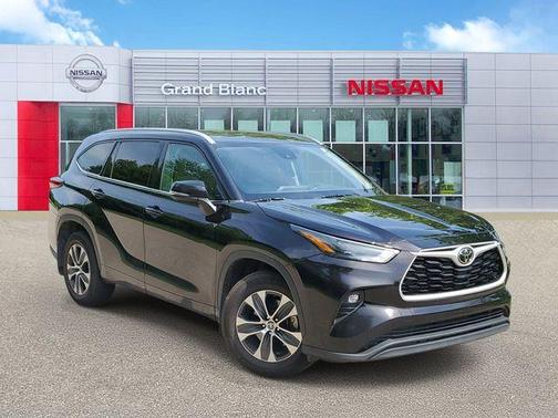 Amber 2022 Toyota Highlander XLE