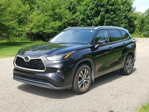 Amber 2022 Toyota Highlander XLE