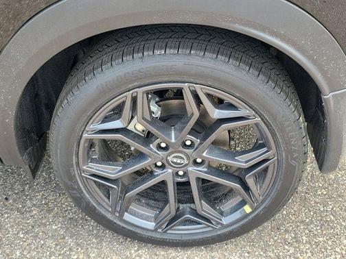 Super Black 2025 Nissan Kicks SR