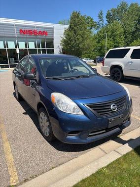 Blue Onyx 2014 Nissan Versa 1.6 S+